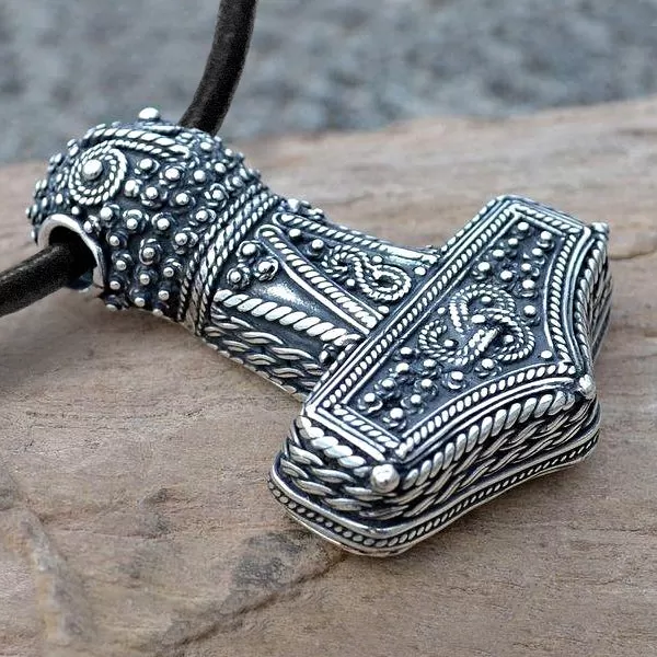 Larger land Mjolnir - Sterling Silver